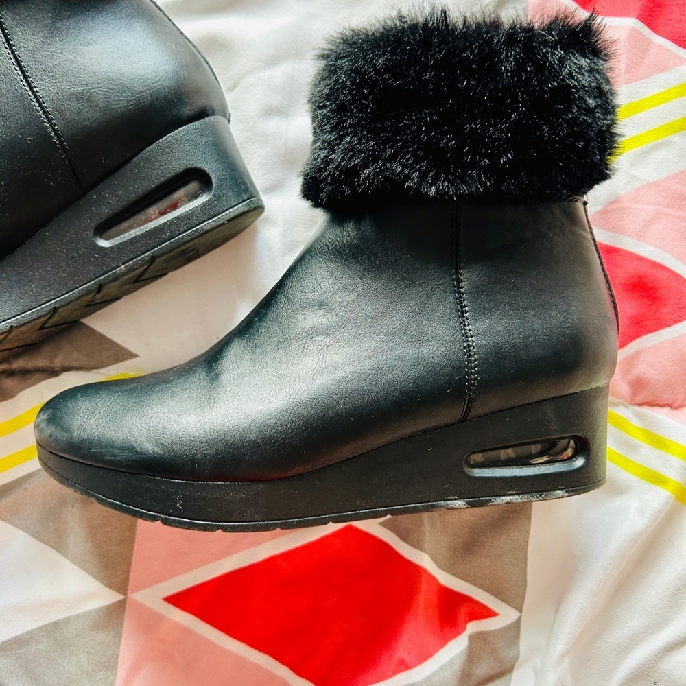 DKNY Abri Black Faux-Fur Wedge Booties Women’s Size 7.5 - Picture 4 of 9
